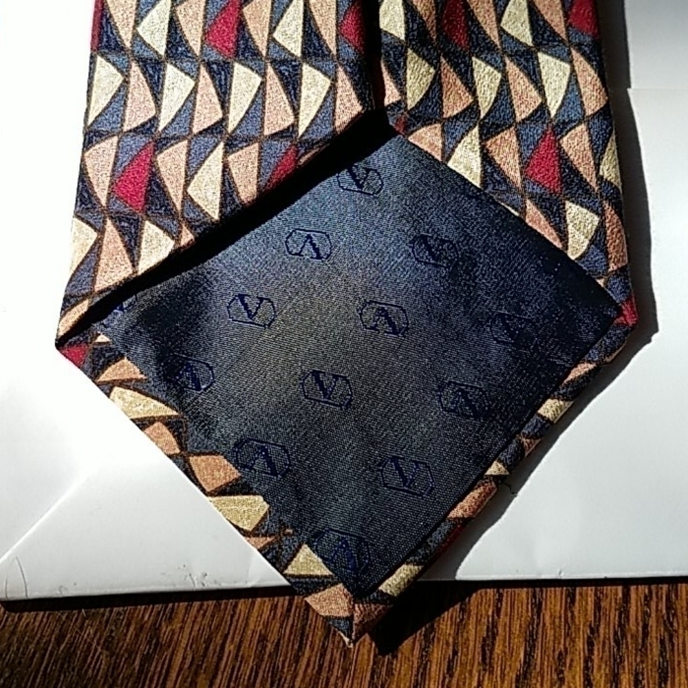 𝅺Valentino vintage designer's Italian red 100% silk men's necktie geometrical - Picture 2 of 10
